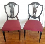 Par de importantes cadeiras inglesas HEPPLEWHITE SHIELD em rosewood (nome dado ao  Jacarandá exportado para Europa e EUA) com acento forrado em tecido bordô. Séc.XIX. Med. 91 x 50 x 42 cm.