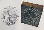 Raro carimbo/sinete da nobreza europeia com brasão de família. Madeira e metal. Med. 10 x 7.5 cm.