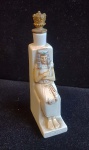 Antigo  e curioso Snuff Bottle  ou perfumeiro em porcelana europeia representando Faraó no trono. Tampa em bronze ormulú no formato de coroa imperial. Peça numerada no verso 1841. Med. 8 x 4 x 2 cm.