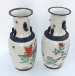Dois vasos de porcelana. 31 cm de altura
