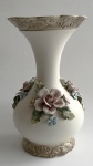 Capodimonte - Vaso de cerâmica Italina, na tonalidade creme com rico trabalho decorativo com desenhos florais em alto relevo, aprox. 32 x 18,5 cm de diâmetro