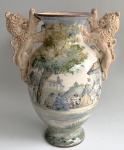 F. Soto - Grande ânfora de cerâmica vitrificada, alças com imagens de leões, lindo trabalho com desenho de paisagem e figuras, datada S. paulo 49, aprox. 50 x 26 cm de diâmetro