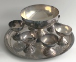 Prata Spam - Conjunto para sobremesa de metal espessurado a prata, composto de 14 peças sendo: bandeja circular, 6 tacinhas com colheres e taça maior, medida da bandeja, aprox. 39 cm de diâmetro