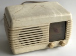 Standard electric - Antigo radio a valvula, caixa em baquelite na tonalidade bege, aprox. 16 x 25 x 14 cm - Não testado.