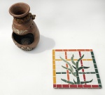 Lote 2 peças sendo: suporte para mesa `Mosaico` com desenho de planta e vaso porta velas Marajoara, acabamento com corda, peça maior, aprox. 29 x 19 cm de diâmetro 