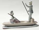 Sem marca - Escultura de porcelana ao estilo das peças Ladró, com imagem de casal e canoa, aprox. 16 x 23 x 9 cm - Séc XIX