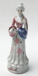 Sem marca - Peça decorativa de porcelana com imagem de antiga dama com cesto, aprox. 22 x 8 cm de diâmetro na base 