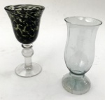 Lote composto de 2 peças em cristal sendo: 1 vaso translúcido e 1 taça com manchas em preto na parte interna, peça maior, aprox. 20,5 x 11 cm de diâmetro na borda