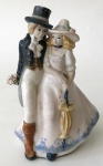 Levantina - Escultura decorativa espanhola de cerâmica com imagem de casal em cena galante, aprox. 21,5 x 13 x 12 cm.
