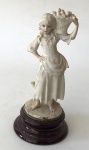 Capodimonte (G. Gruvam) - Escultura decorativa de material sintético com imagem de figura feminina com cesto de frutas, base de madeira, medida total, aprox. 26 x 12 cm de diâmetro na base