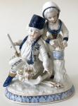 Bone China - escultura decorativa de porcelana inglesa nas tonalidades azul e branco e acabamento dourado com imagem de casal, aprox. 18 x 15 x 11,5 cm - Século XIX