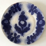 Prato de coleção de cerâmica nas tonalidades azul e branco (Obs. Apresenta bicados na borda), aprox. 29 cm de diâmetro 