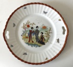 Prato de coleção de porcelana Oriental na tonalidade branca com imagem de gueixas, borboletas, borda trabalhada, aprox. 26 cm de diâmetro