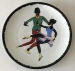 Real - Prato de coleção de porcelana nacional, pintado a mão com imagem de casal dançando, assinado `Mafalda` aprox. 25,5 cm de diâmetro 