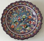 Prato de coleção de cerâmica vitrificada com rico trabalho de desenhos em alto relevo, aprox. 30 cm de diâmetro 