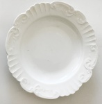 Vista Alegre - Prato fundo de coleção de porcelana portuguesa, na tonalidade branca, desenhos em alto relevo na borda, aprox. 23,5 cm de diâmetro 