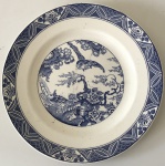 Bristol - Prato raso de porcelana inglesa na tonalidade branca com desenho de paisagem com pássaros e floral em azul, aprox. 23 cm de diâmetro 