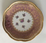 Dresden - Prato decorativo de coleção de porcelana  alemã branco e rosa com acabamento dourado, parte interna com desenhos florais e borda fenestrada, aprox. 20 cm de diâmetro