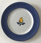 Ema - Pratinho de sobremesa para coleção de porcelana nacional, na tonalidade branca, borda azul e desenho floral na parte interna, aprox. 21 cm de diâmetro 
