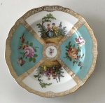 Pratinho de coleção de porcelana européia com cenas galantes e florais, aprox. 19,5 cm de diâmetro 