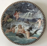 Pratinho de coleção de porcelana nacional com paisagem de ninfas e anjos, aprox. 19 cm de diâmetro