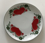 Bohemia - Pratinho de coleção de porcelana nacional branco com desenhos de corações e floral, aprox. 19 cm de diâmetro 