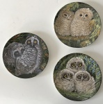 Wegdwood - Trio de pratinhos para coleção de porcelana inglesa com imagens de corujas em temas diferentes, (Assinados), aprox. 17 cm de diâmetro