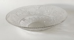 Fruteira circular de vidro prensado translúcido com acabamento de desenhos em baixo relevo, aprox. 7,5 x 30 cm de diâmetro 