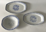 China-Blau - Lote 3 Travessas de porcelana na tonalidade branca com acabamento de desenhos em azul, sendo: 2 travessas rasas em tamanhos diferentes e travessa funda oval, peça maior, aprox. 35 x 23,5 cm 