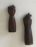 Lote 2 figas executadas em madeira, 1 abridor de garrafa e 1 decorativa, peça maior, aprox. 12,5 cm