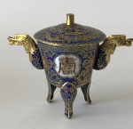Mini urna em cloisonnè com fundo azul, trabalho de desenhos de dragões, ideogramas e acabamento dourado, aprox. 10 x 7,5 cm de diâmetro 