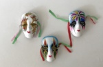 Coleção 3 mini máscaras de cerâmica em tonalidades diferentes, acabamento com fitas de tecido, cada peça tem aprox. 9 x 6 cm - Veneza.