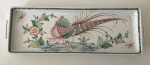 Hand painted - Travessa para rocambole de porcelana portuguesa na tonalidade branca com desenho de pássaro oriental em paisagem, aprox. 37 x 14 cm 