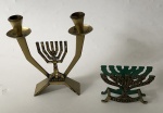 Lote composto de 2 peças judaicas de metal sendo: castiçal duplo e porta guardanapos, peça maior aprox. 20 x 18 cm 
