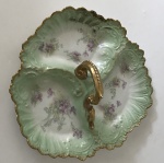 Linda petisqueira tripla de porcelana (sem marca) nas tonalidades branca e verde desenhos florais e acabamento em dourado, aprox. 10 x 32 x 32 cm