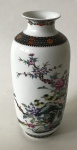 Vaso de porcelana oriental na tonalidade branca com rico trabalho de desenhos de pássaros em paisagem, selo pós guerra na base, aprox. 25 x 10 cm de diâmetro