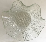 Fruteira designer de vidro translúcido, borda de retorcida, formato circular com acabamento de bolhas em alto relevo, aprox. 11,5 x 35 cm de diâmetro