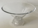 Shannon - Fruteira de cristal Tcheco, cuba translúcida, base em vidro fosco com desenho de rosas em alto relevo, (Obs. Apresenta bicado na borda) aprox. 20,5 x 35 cm de diâmetro