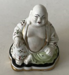 Pequena escultura decorativa de porcelana (sem marca) com imagem de buda, aprox. 10 x 8,5 x 6,5 cm
