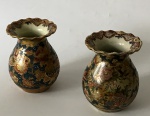 Satsuma - Par de vasos de porcelana oriental com desenhos florais e paisagem, cada peça tem aprox. 15 x 12 cm de diâmetro 