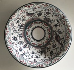 Nra Penton - Bacia de cerâmica Portuguesa na tonalidade creme com rico trabalho de desenhos, aprox. 8 x 28 cm de diâmetro 