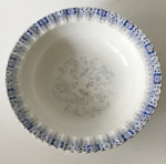 Hina Blau - Travessa de porcelana no formato circular, funda, na tonalidade branca com desenhos em azul (Apresenta desgastes nos desenhos) aprox. 5,5 x 22,5 cm de diâmetro 