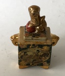Satsuma - Caixa com tampa de porcelana oriental, rico trabalho de desenhos de gueixas em paisagem, pega da tampa com imagem de Cão de Fó em dourado, aprox. 14 x 11 x 7,5 cm