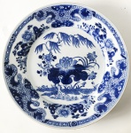Prato decorativo para coleção de porcelana (sem marca) azul e branco, desenho de paisagem com acabamento floral na borda, aprox. 25 cm de diâmetro 