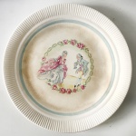 Salem - Prato decorativo de porcelana americana para coleção na tonalidade bege com desenho de cena galante na parte interna, aprox. 24 cm de diâmetro