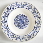Porto Ferreira - Prato fundo decorativo de porcelana nacional na tonalidade creme com desenhos em azul na borda e parte interna, aprox. 23,5 cm de diâmetro 