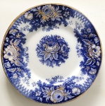 Jardiniere - Prato decorativo de porcelana inglesa nas tonalidades azul e branco com desenhos florais e folhagens, aprox. 21 cm de diâmetro