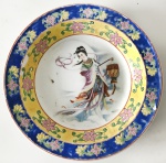 Prato de porcelana oriental de coleção nas tonalidades branca, azul e amarelo, parte interna com desenho de gueixa, aprox. 20,5 cm de diâmetro