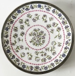 Limoges - Prato decorativo de porcelana francesa para coleção, na tonalidade branca com rico trabalho de desenhos florais, borda revestida de metal espessurado a prata, aprox. 23 cm de diâmetro