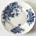 Grindley - Prato decorativo de porcelana inglesa para coleção na tonalidade branca com desenhos florais em tom azul, aprox. 22,5 cm de diâmetro 